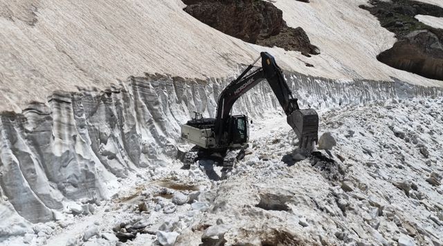 Temmuz ayına 1 gün kala hala 4 metre kar var