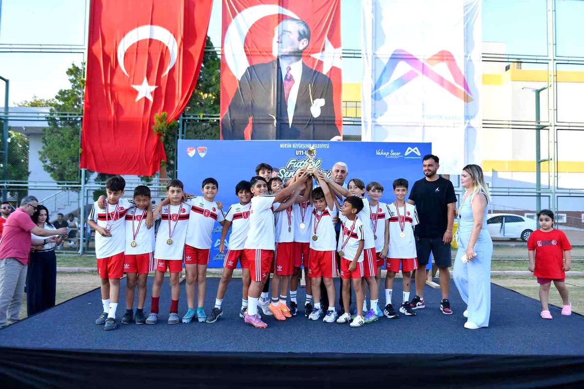 Mersin\'de minik futbolcuların şenlik heyecanı sona erdi