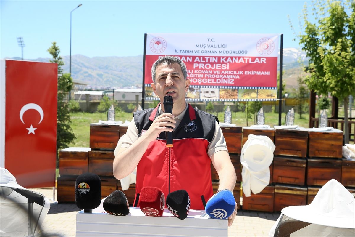 Muş\'ta Arıcılara Ekipman Desteği