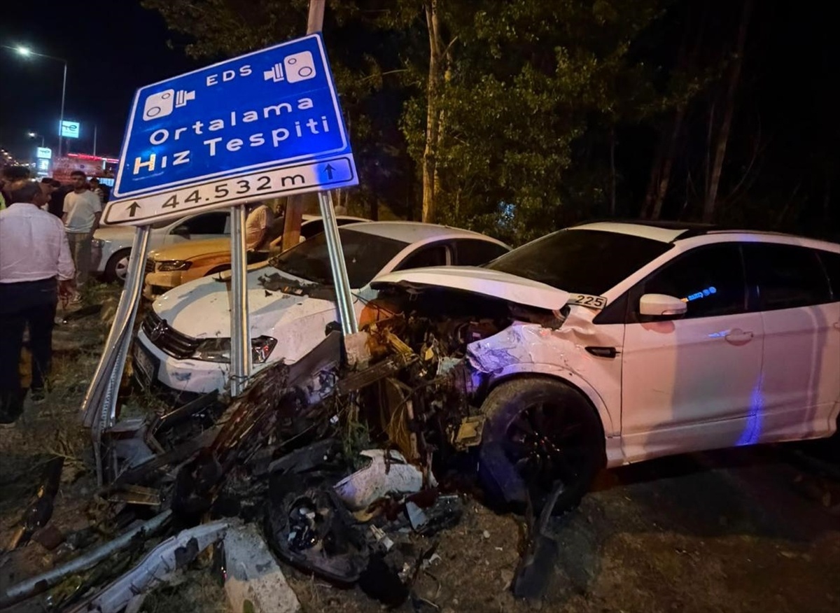 Muş\'ta Trafik Kazası: 3 Yaralı
