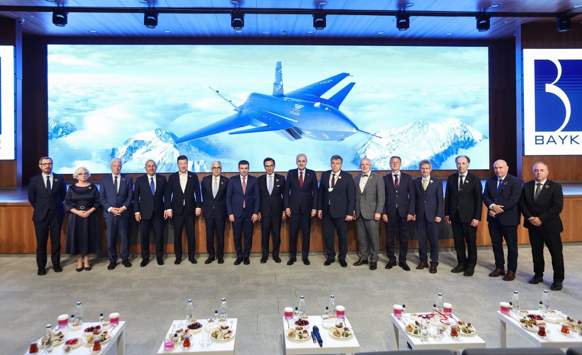 Kurtulmuş, NATO Zirvesi\'nde BAYKAR\'ı Ziyaret Etti