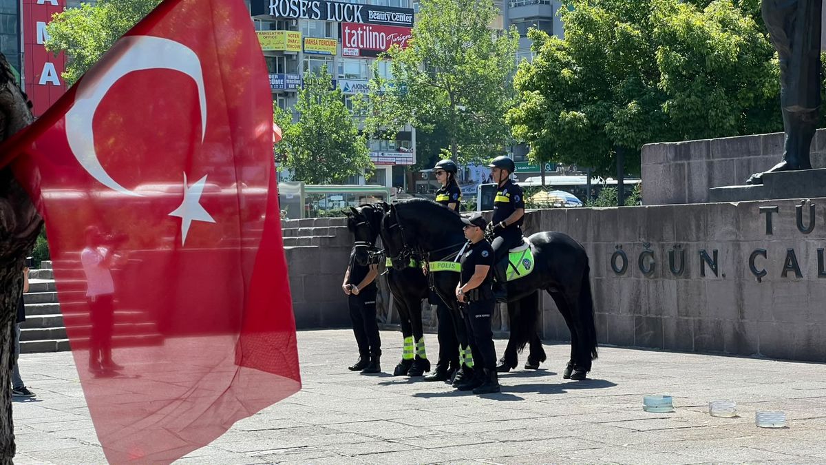 NATO Zirvesi için Atlı Polis Devriye