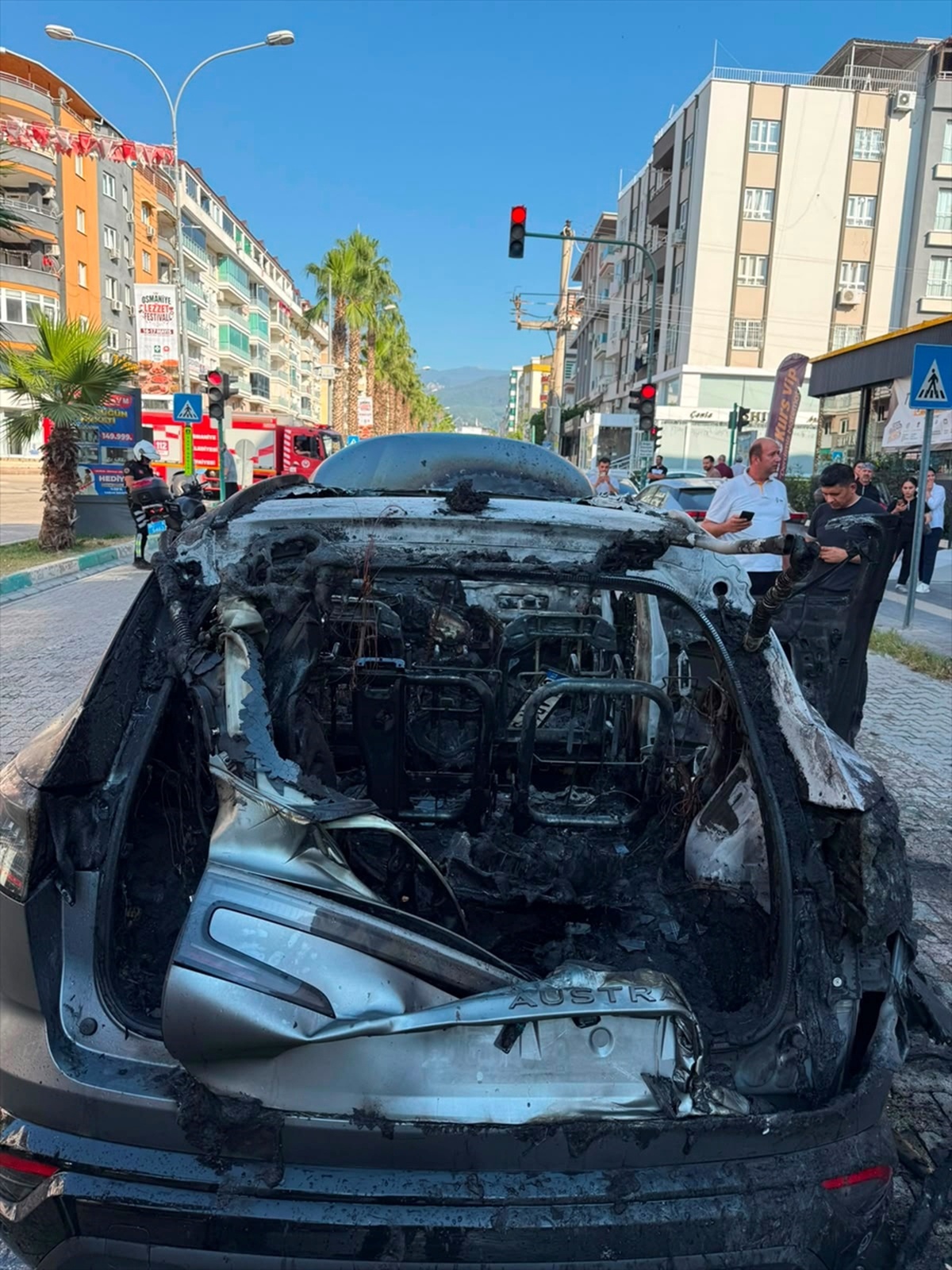 Osmaniye\'de Alev Alan Otomobil Söndürüldü