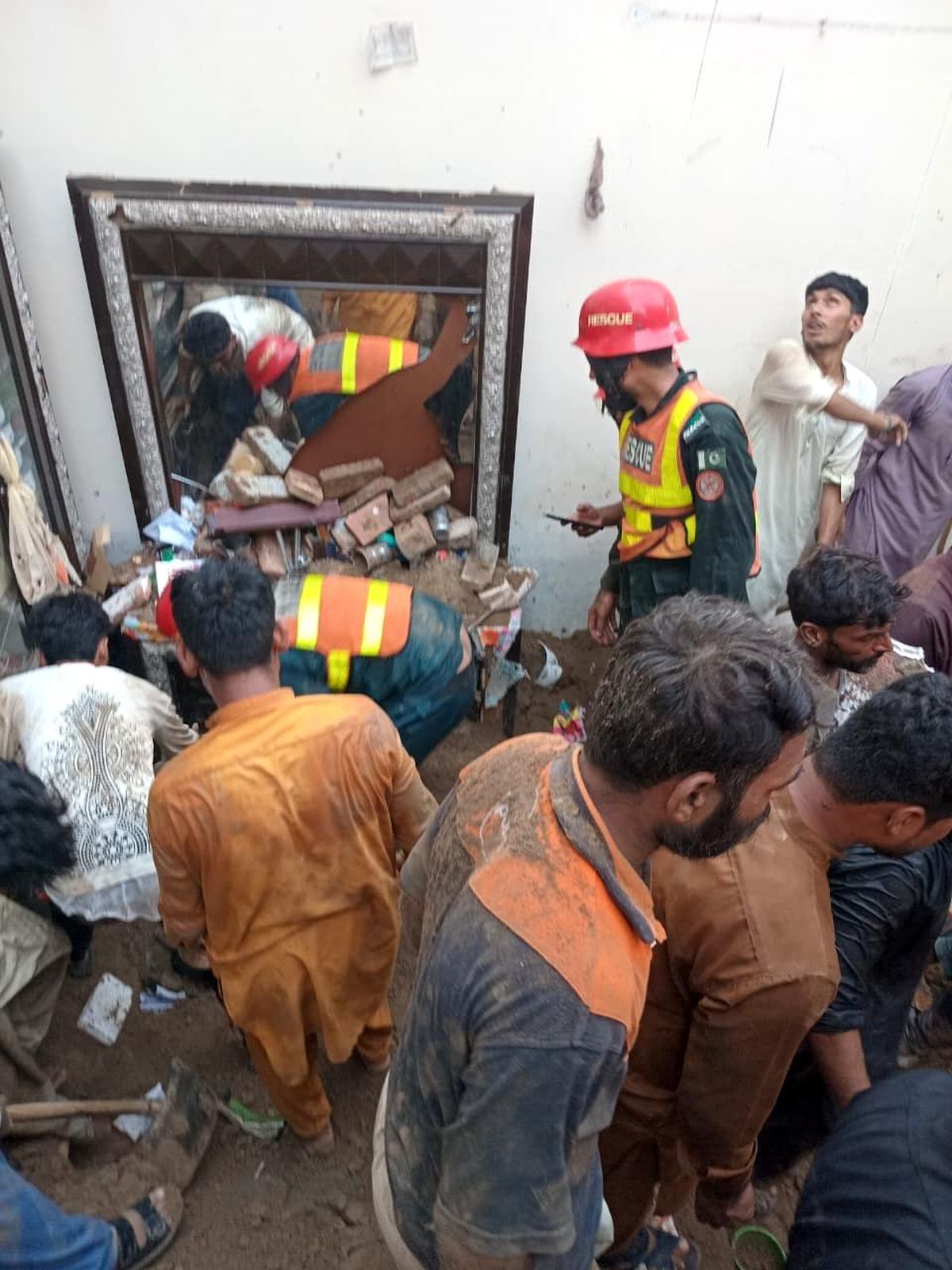 Pakistan\'da Dershane Çatısı Çöktü: 14 Çocuk Hayatını Kaybetti