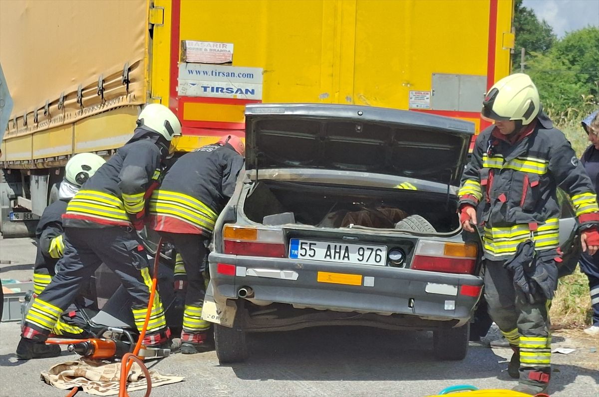 Bafra\'da Tır Dorsesine Çarpan Otomobildeki Çift Hayatını Kaybetti