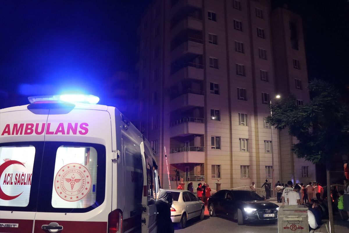 Şanlıurfa\'da Apartmanda Yangın Çıktı