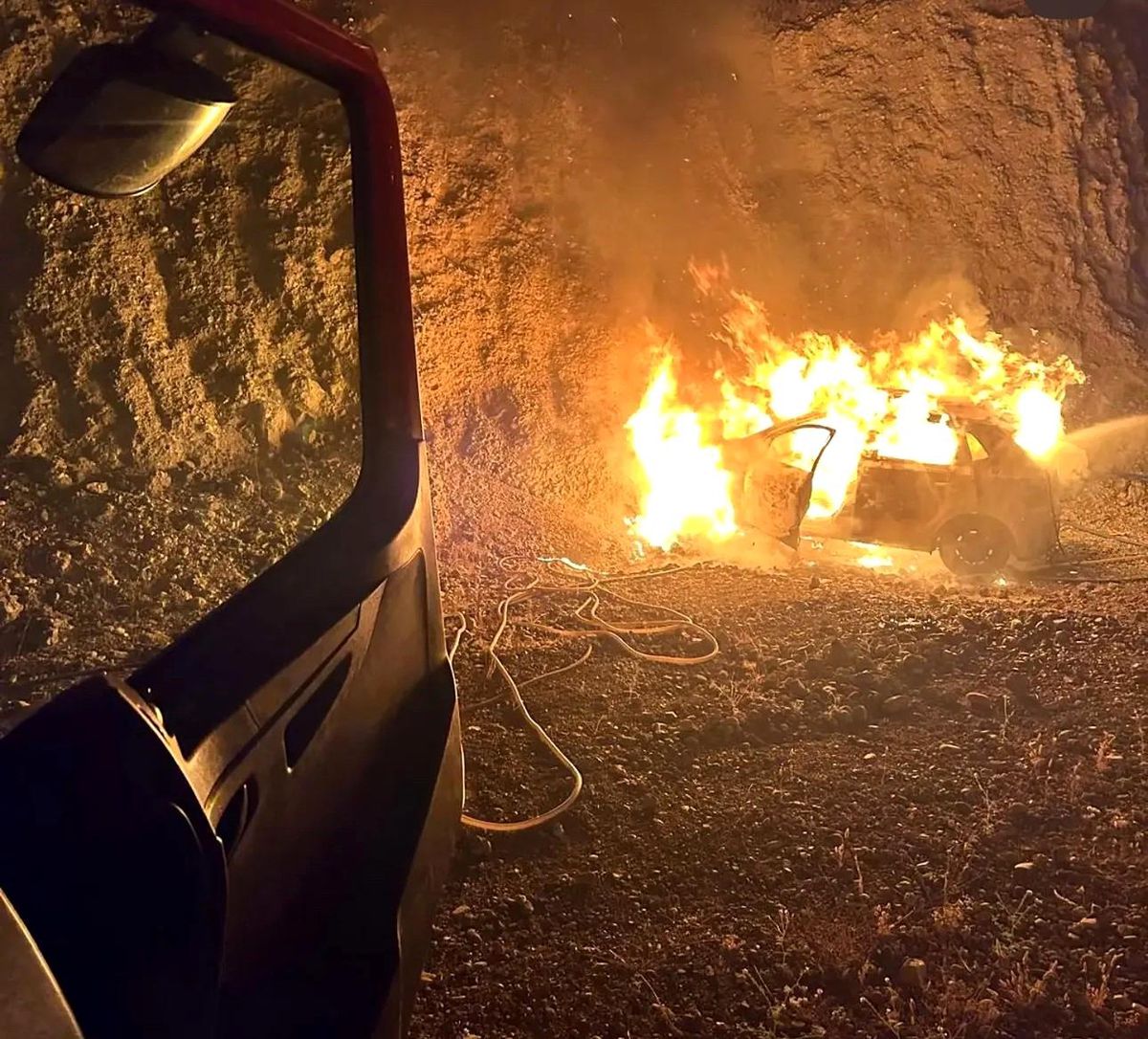 Siirt\'te seyir halindeki otomobil alev topuna döndü