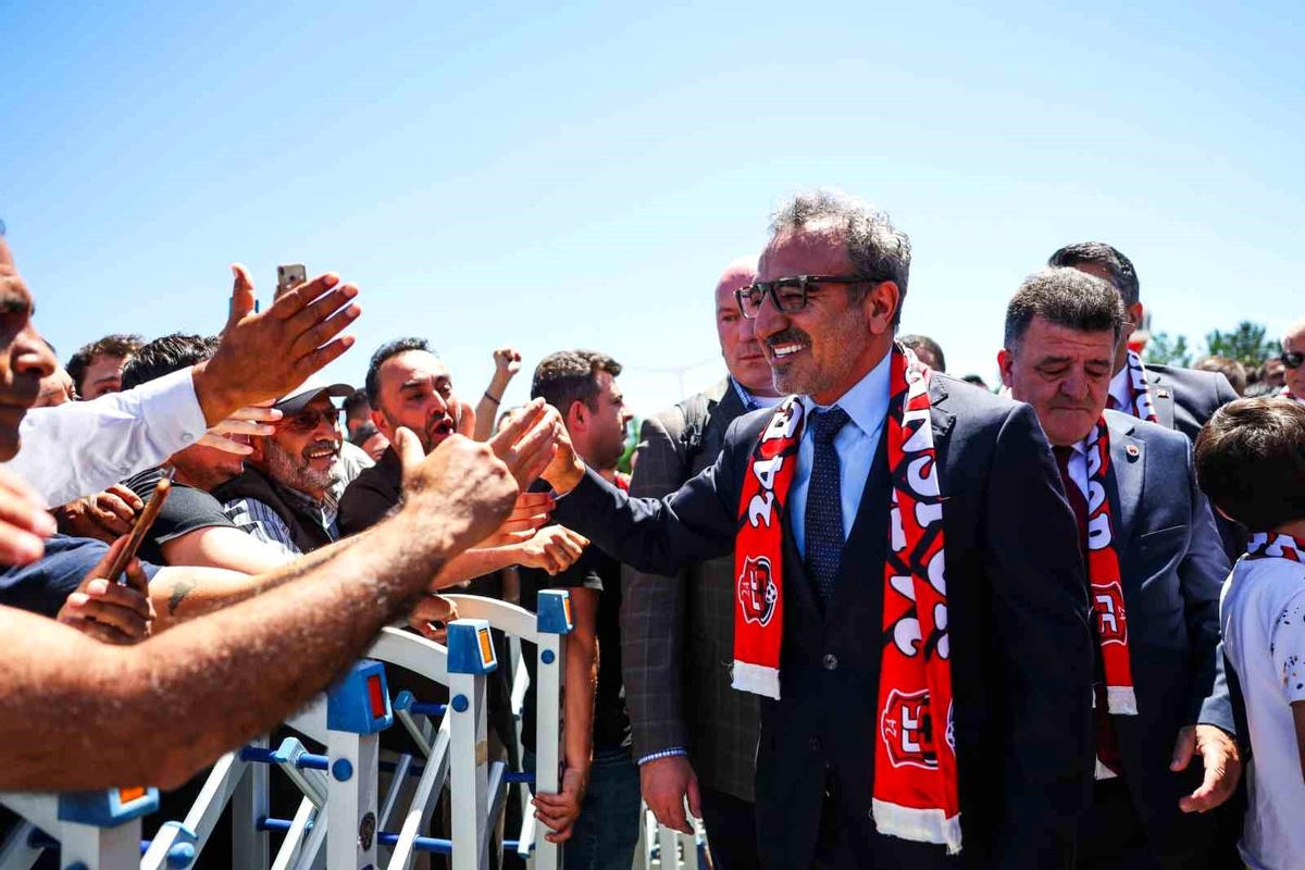 Hamdi Ulukaya Erzincan\'da Coşkuyla Karşılandı