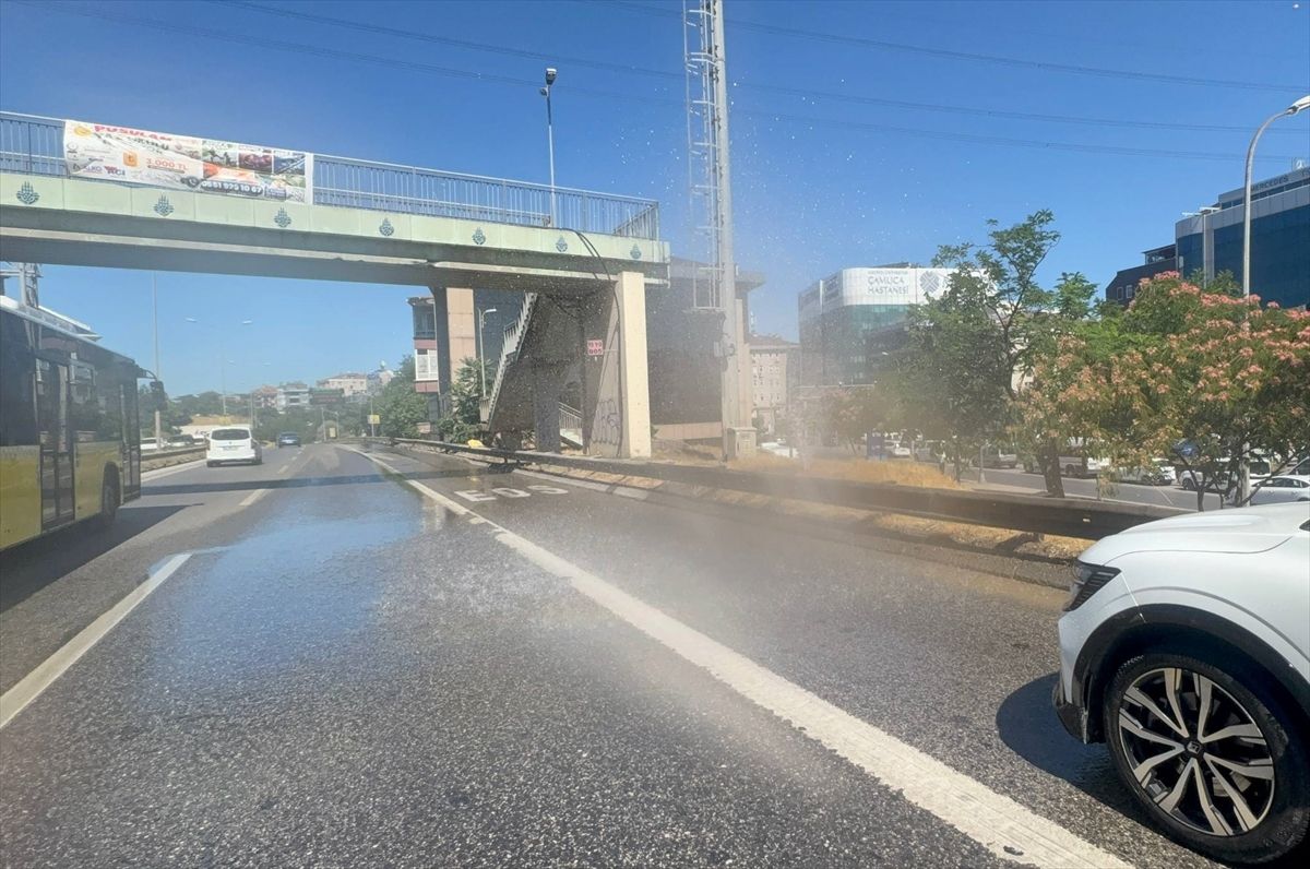 Üsküdar\'da Su Borusu Patladı