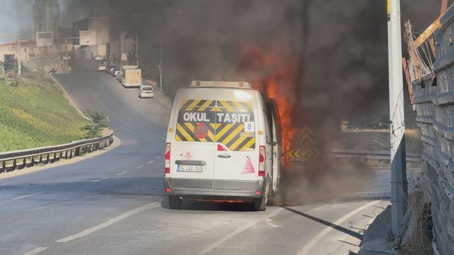 Üsküdar’da Servis Minibüsü Yandı