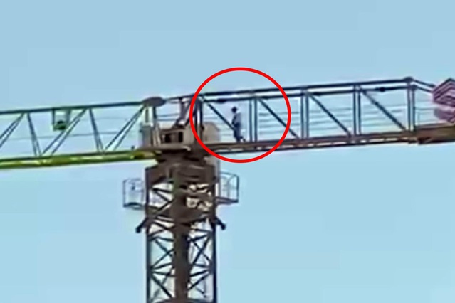 Vinç operatörü 40 metre yükseklikte namaz kılıp çalışmaya devam etti