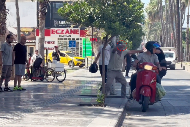 Antalya'da tarihi kapı önünde taşlı ve delici aletli kavga