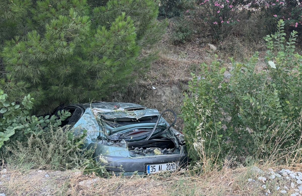 Söke\'de Otomobil Şarampole Devrildi: 3 Yaralı
