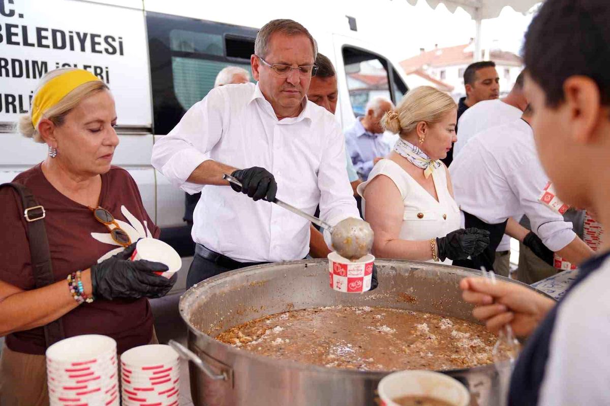 Ayvalık\'ta binlerce kişiye aşure ikram edildi