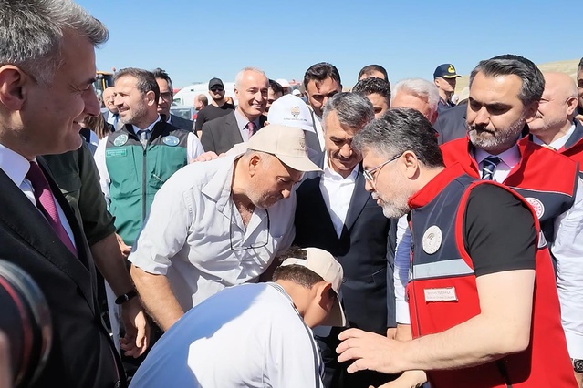 Bakan Yumaklı’dan elini öpmek isteyen çocuğa esprili cevap