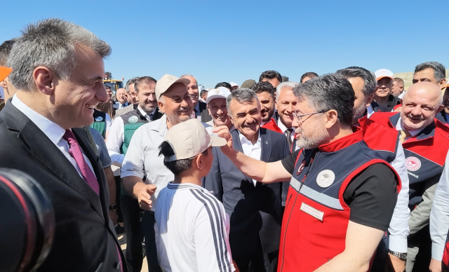 Bakan Yumaklı'dan elini öpmek isteyen çocuğa esprili cevap