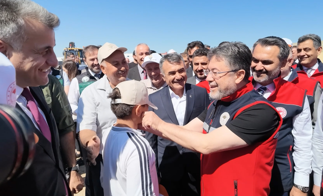 Bakan Yumaklı'dan elini öpmek isteyen çocuğa esprili cevap