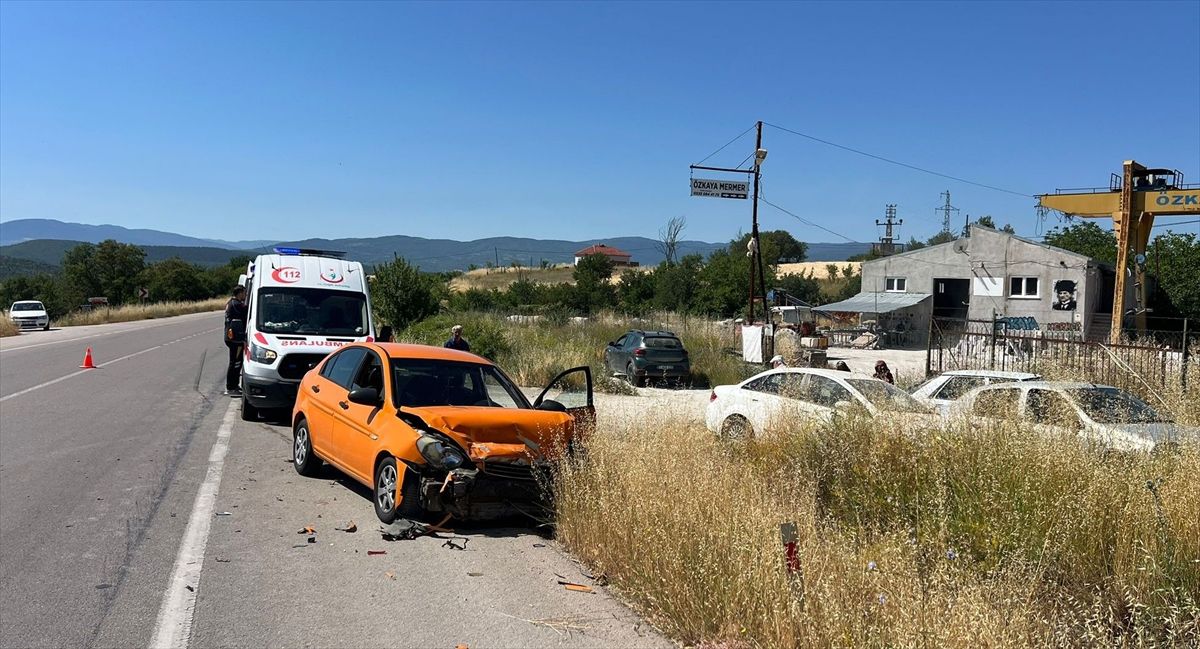 Boyabat\'ta Otomobil Çarpışması: 1 Yaralı