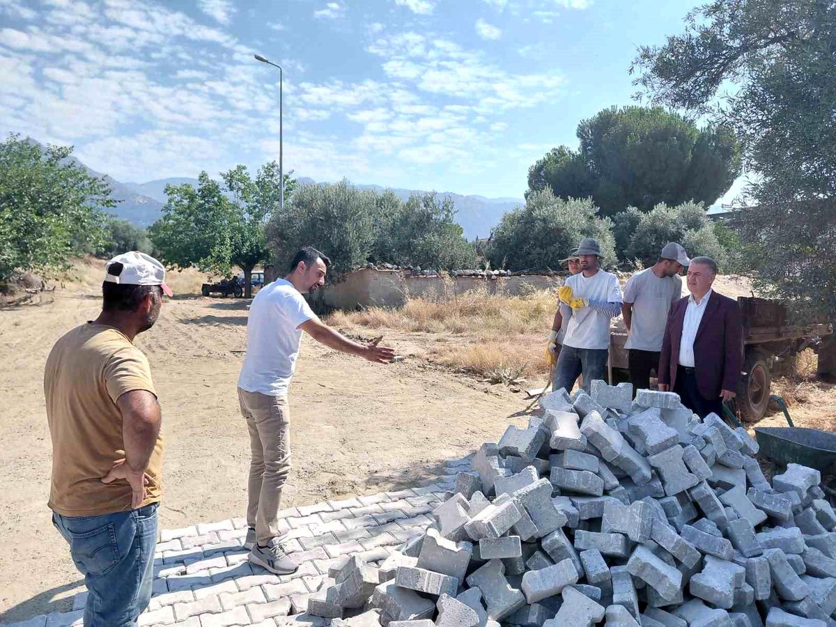 Buharkent\'te bozulan sokaklarda kilit parke çalışması sürüyor