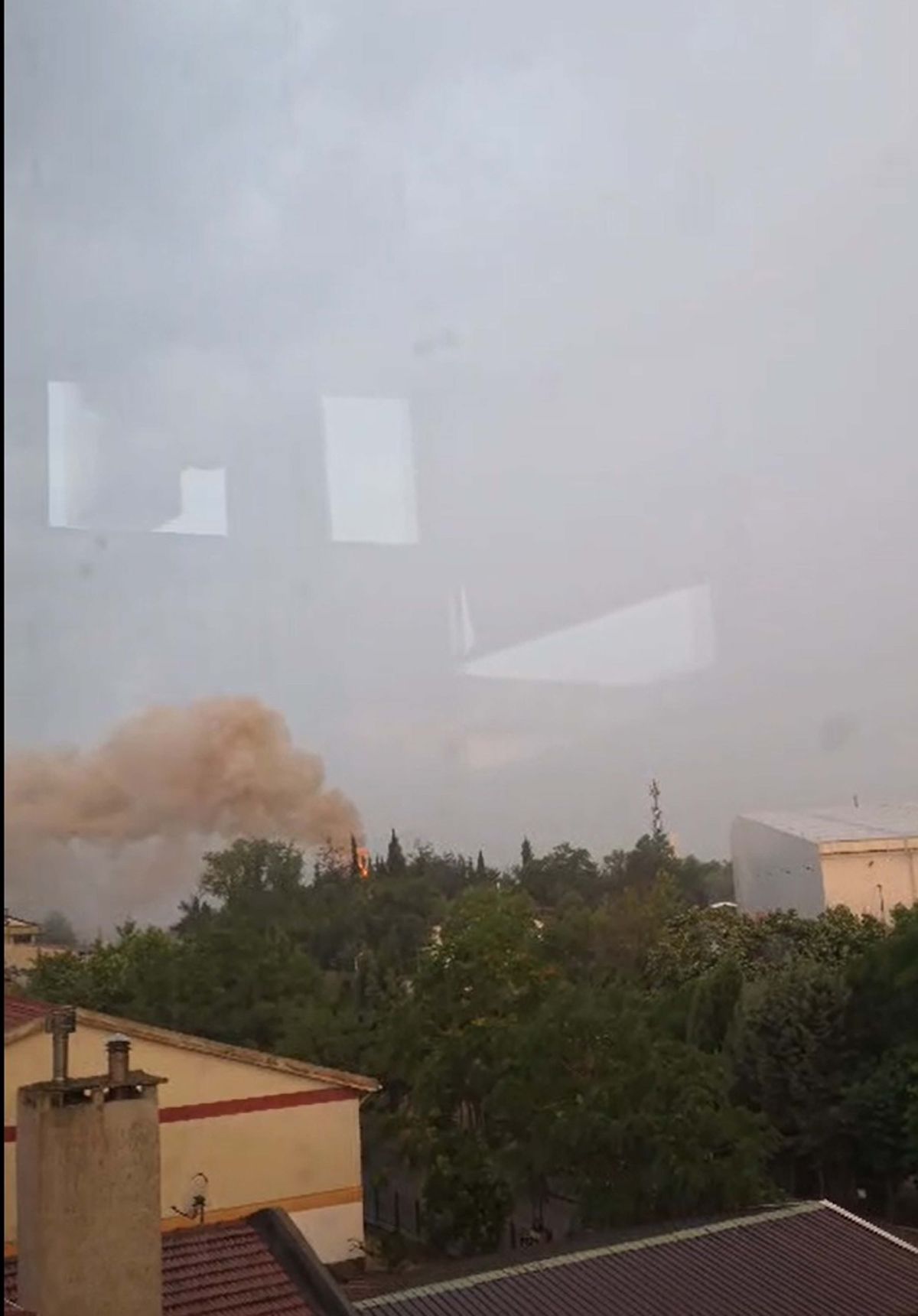 Yıldırım Ağaçta Yangın Çıkardı
