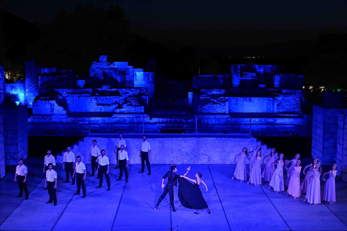 Efes\'te Carmina Burana Rüzgarı
