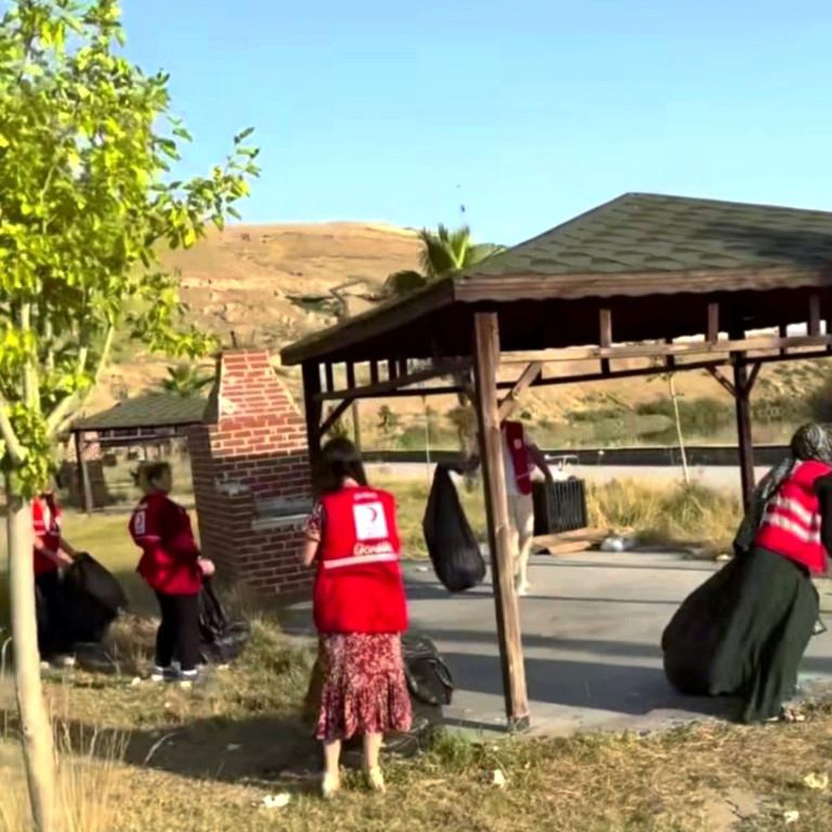 Cizre\'de Kızılay gönüllülerinden çevre temizliği seferberliği