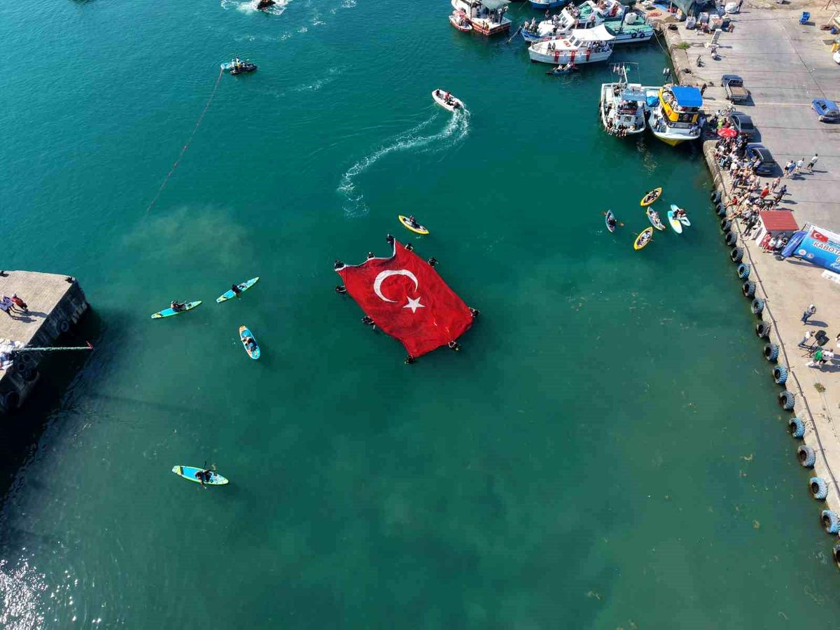 Denizcilik ve Kabotaj Bayramı\'nda denizde açılan dev bayrak alkış aldı