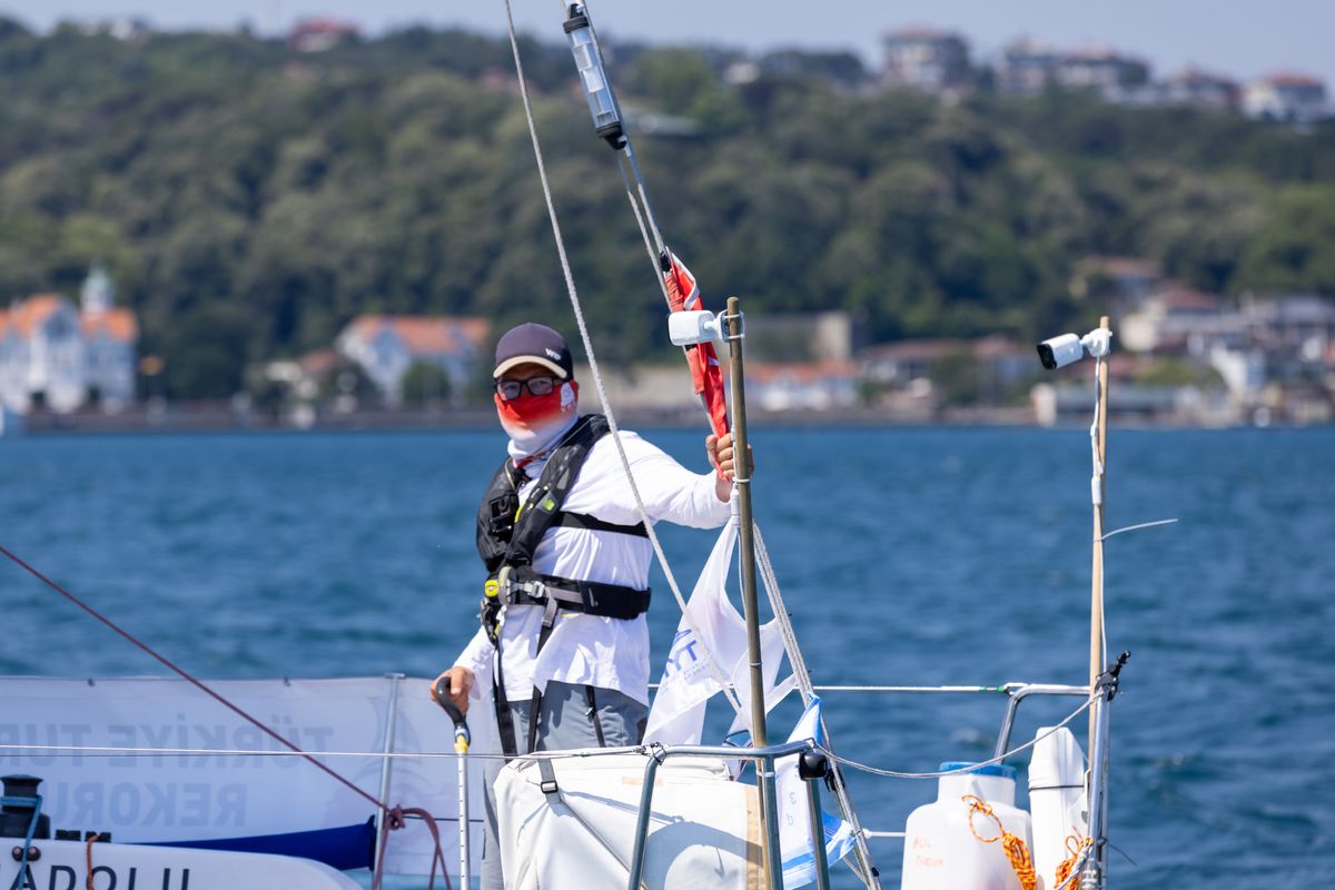 Yelkenci Doğukan Kandemir, İstanbul Boğazı\'ndan geçti