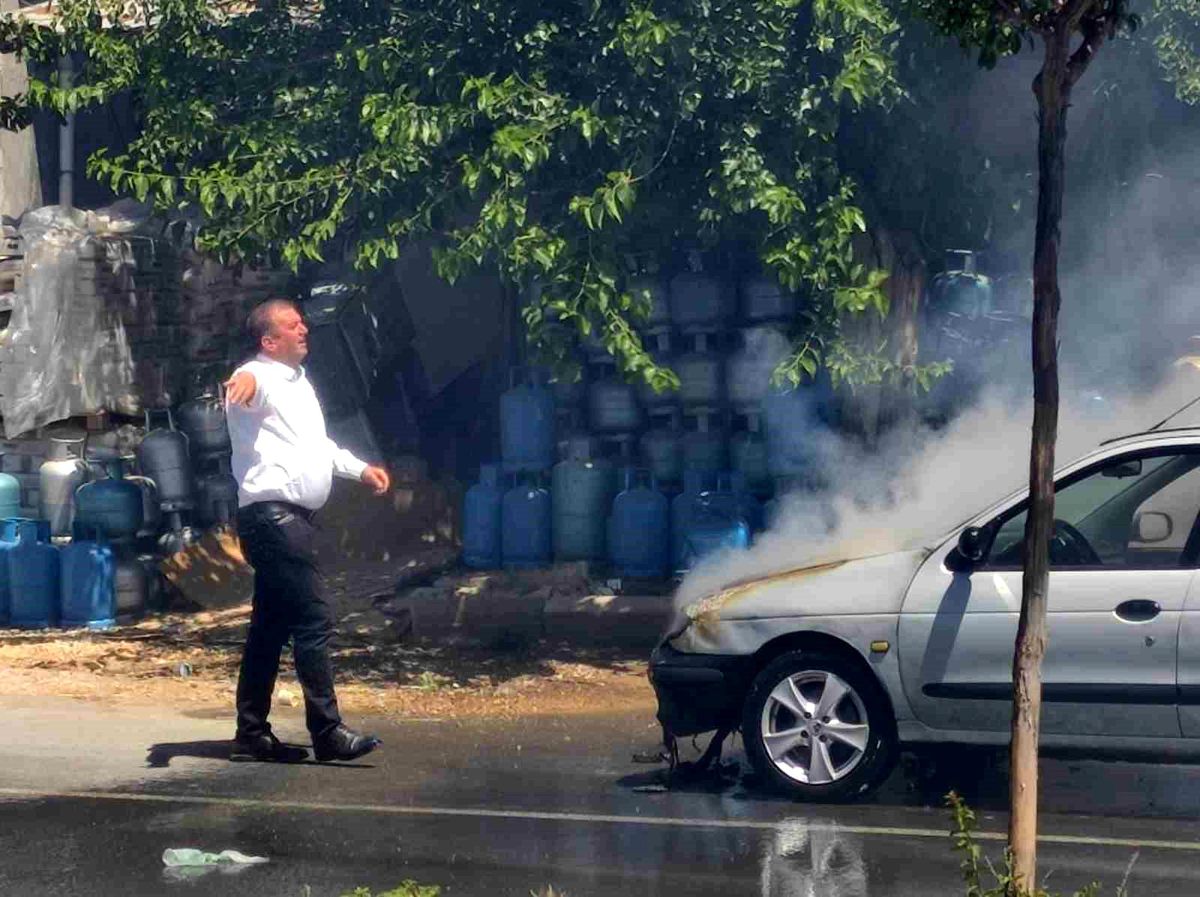 Diyarbakır\'da Otomobil Patladı