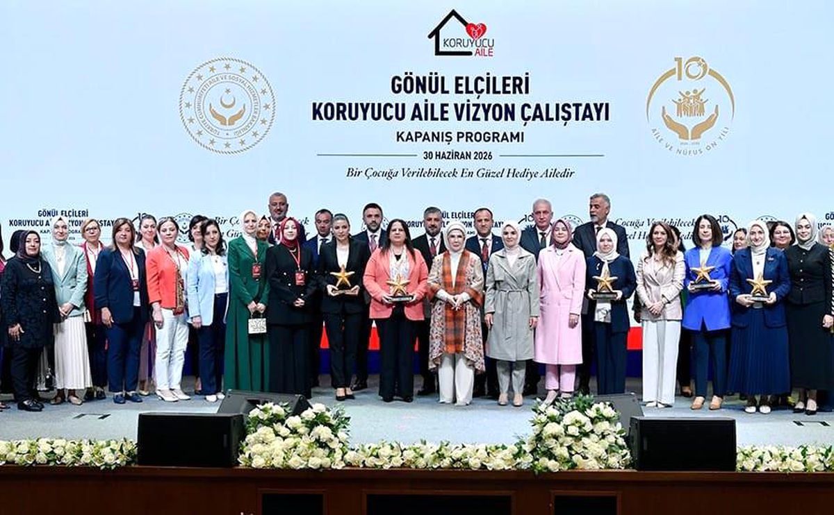 Vali eşi koruyucu aile çalıştayına katıldı