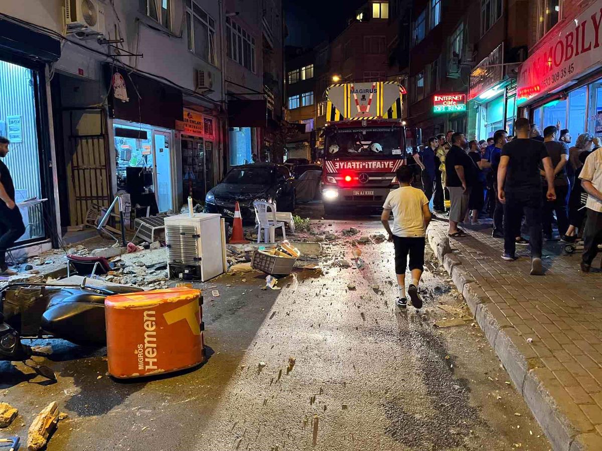 Fatih\'te 4 katlı binanın çatısından düşen parçalardan 2 kişi son anda kurtuldu... O anlar kamerada