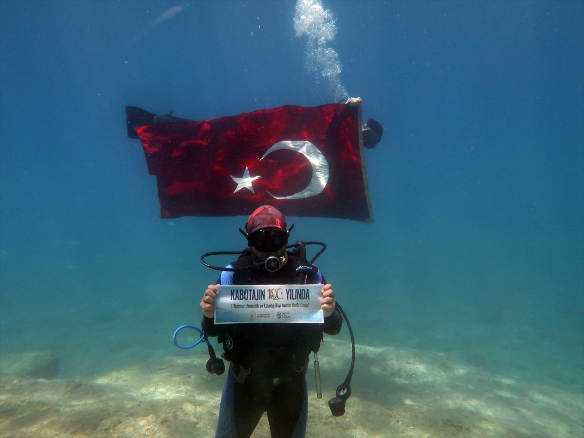Dalgıçlar, Denizcilik Bayramı\'nı Kutladı