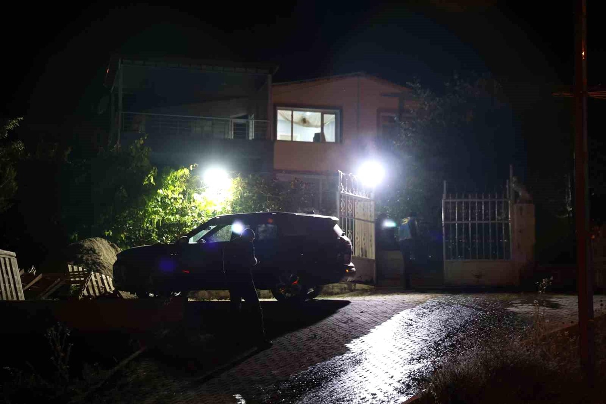 Elazığ\'da Ev Kurşunlandı, 4 Yaralı