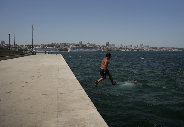 İstanbul'da sıcak hava bunalttı: Kimi denizde serinledi kimi gölgelik alanda dinlendi