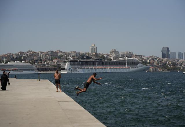 İstanbul'da sıcak hava bunalttı: Kimi denizde serinledi kimi gölgelik alanda dinlendi