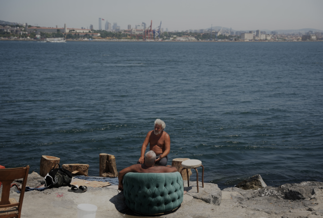 İstanbul'da sıcak hava bunalttı: Kimi denizde serinledi kimi gölgelik alanda dinlendi
