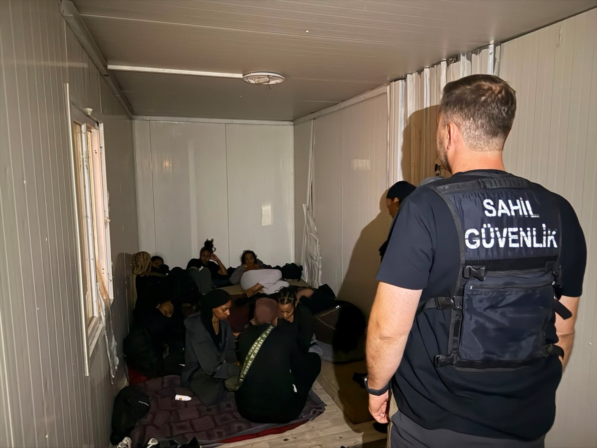 Çeşme\'de 54 Düzensiz Göçmen Yakalandı