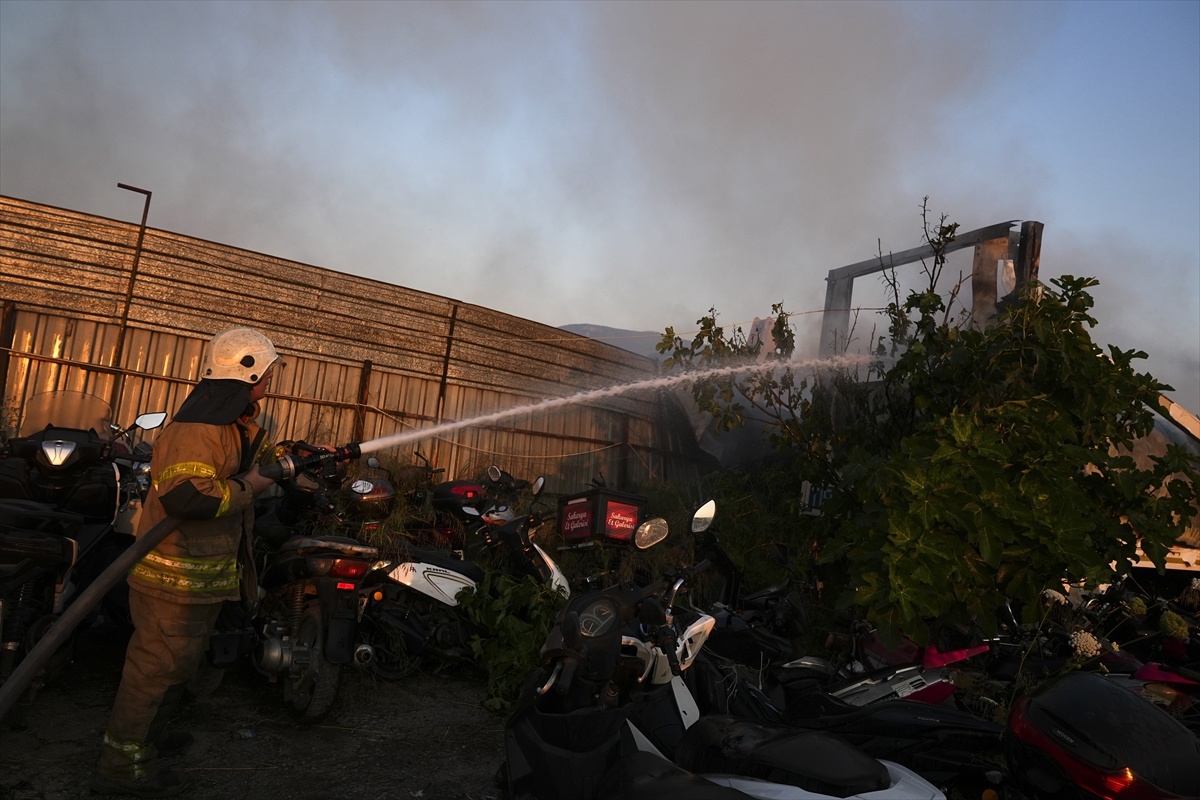 Bornova\'da Yangın: 62 Araç Kullanılamaz Hale Geldi