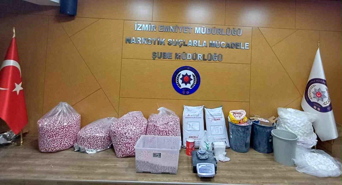 İzmir\'de Uyuşturucu Operasyonu: 121 Bin Hap Ele Geçirildi
