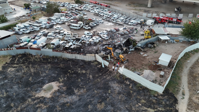 İzmir'de yediemin otoparkında yangın: 50 motosiklet ve 12 araç yandı