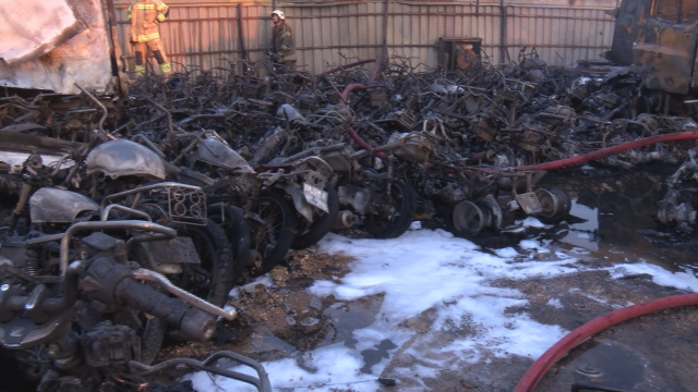 İzmir'de yediemin otoparkında yangın: 50 motosiklet ve 12 araç yandı
