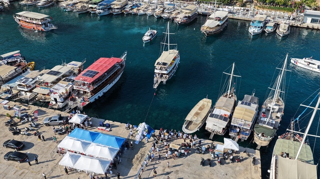 Kaş’ta Geleneksel Yağlı Direk Yarışması Yapıldı