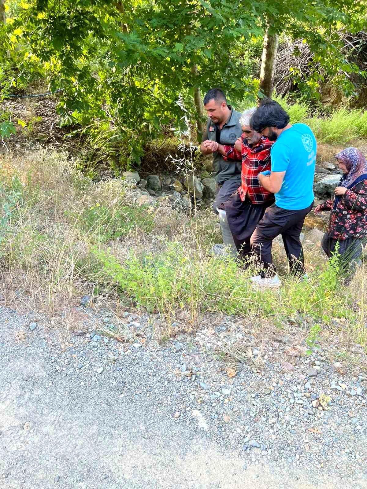 Kozan\'da Kayalıklardan Düşen Yaralı Kurtarıldı