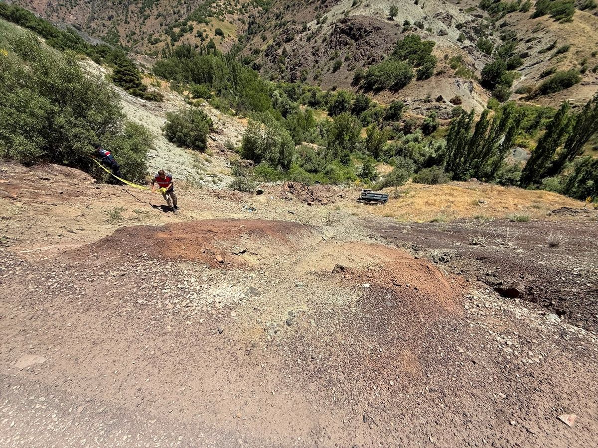 Traktör Şarampole Devrildi, Sürücü Ağır Yaralandı