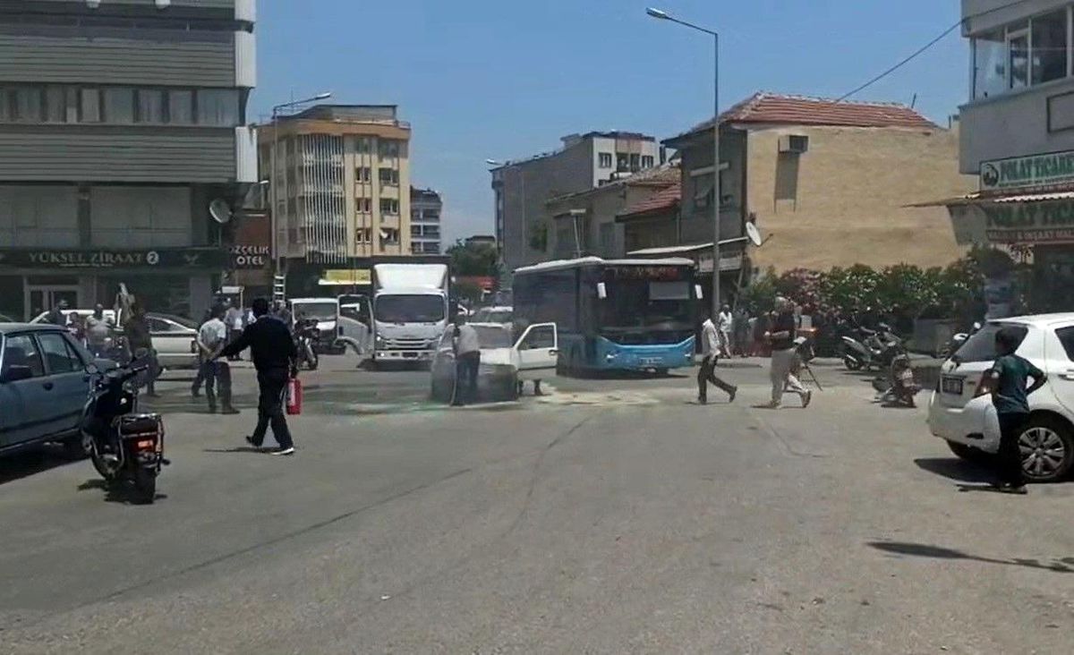 Manisa\'da seyir halindeki otomobil alev aldı