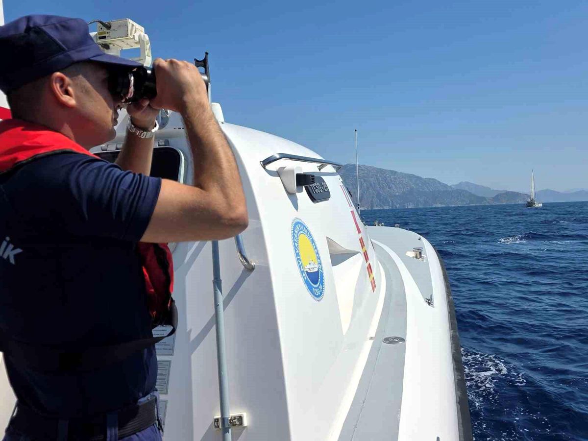 Marmaris\'te Göçmen Botu Battı: Arama Çalışmaları Devam Ediyor