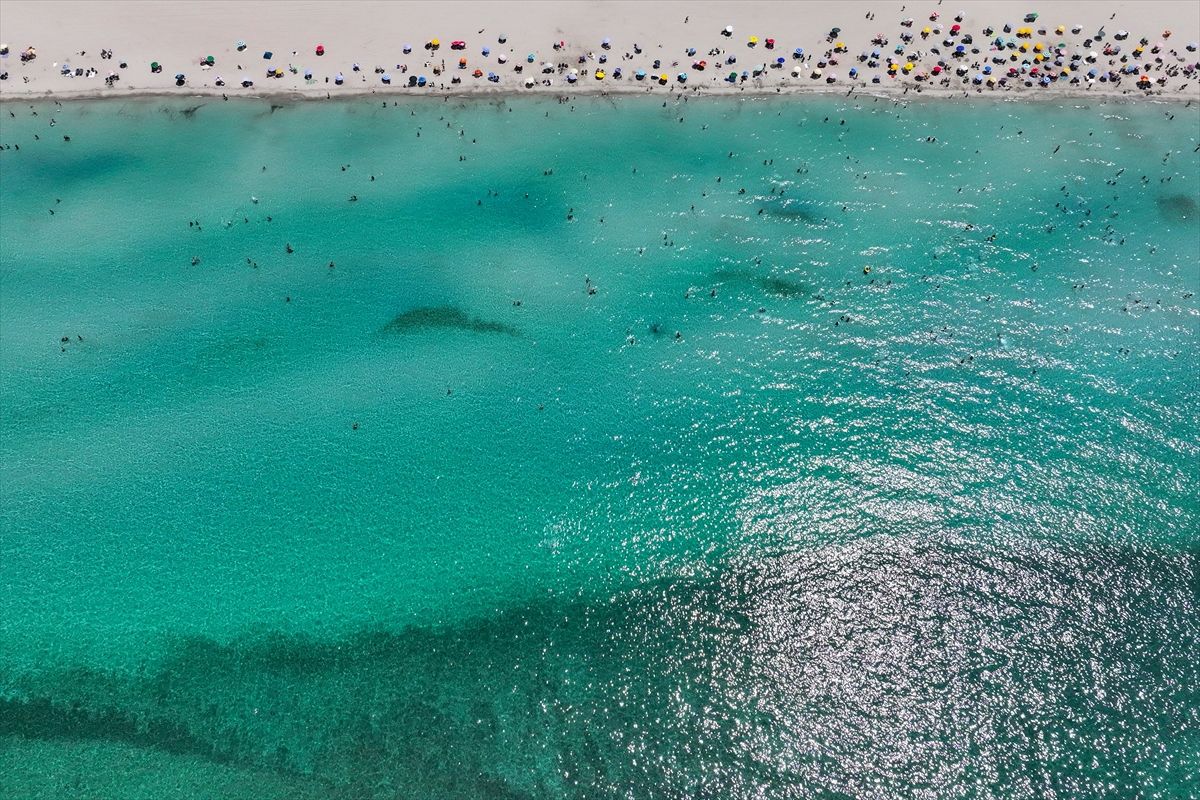 Çeşme\'de Sıcak Havada Denizde Serinleme Keyfi