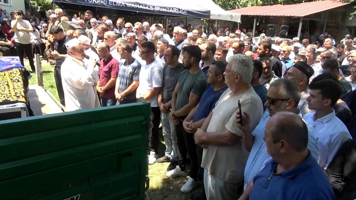 Bafra\'da Trafik Kazası: Eşini Kaybeden Adam Son Yolculuğuna Uğurlandı