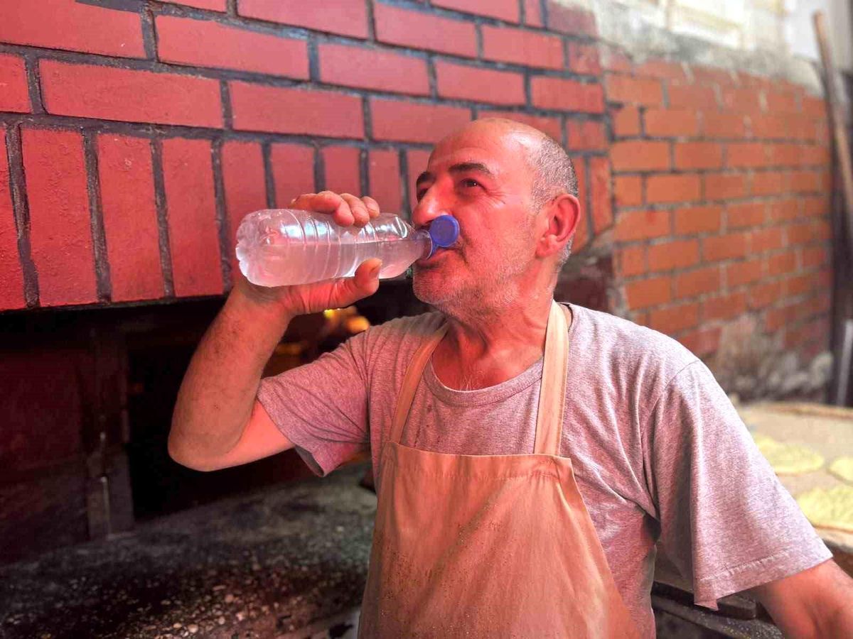 Van\'da Fırıncılar Sıcaklıkla Mücadele Ediyor
