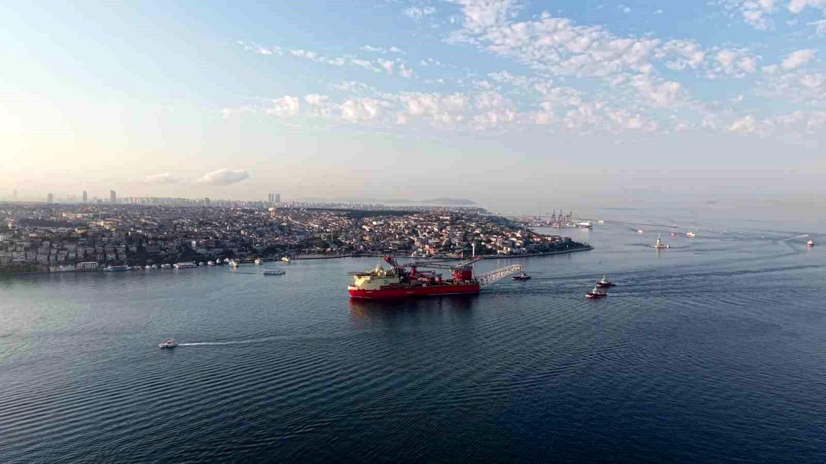 Boğaz\'da Geminin Geçişi Nedeniyle Trafik Durduruldu